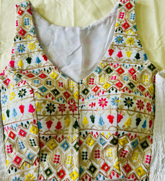 White Embroidered Side Elastic Sleeveless Blouse