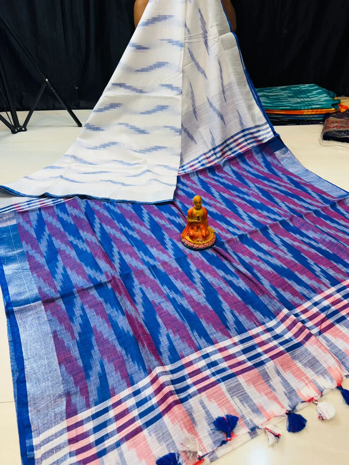 Cotton lenin White and blue Kotki print Saree - praasam